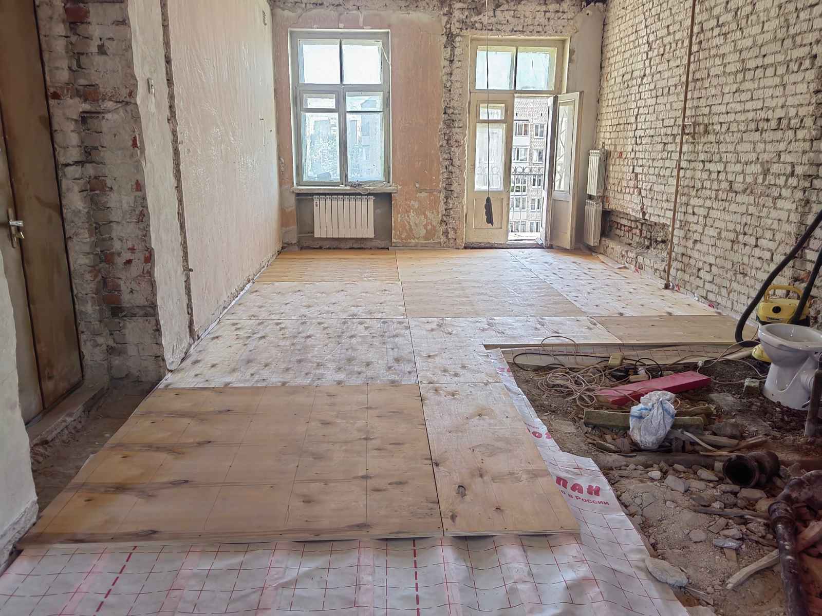 Замена и выравнивание пола с шумоизоляцией